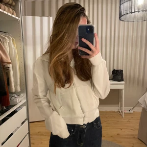Stickad zip hoodie  - Super fin stickad zip hoodie från hm som liknar softgoat. Vit/beige och väldigt bra skick. 300 + frakt 