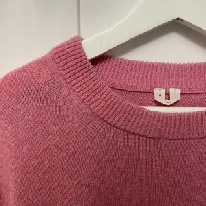 Arket stickad rosa tröja! - Köpt från arket för två år sedan, använd 4 gånger. Jättefin hallonrosa färg! Storlek M Köparen står för frakten!❤️