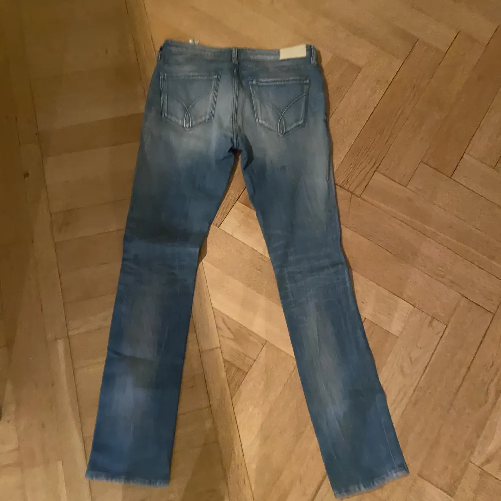 Säljer minna Calvin Klein jeans då dom inte passar! Dom är som nya skulle jag säga. Skriv för fler bilder eller så💕. Jeans & Byxor.