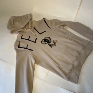 Handmålad tröja av Aleksio Feli - Handmålad hoodie i storlek M, 1/1 exemplar från Aleksio Feli 