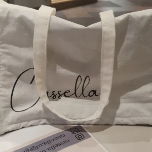 Booktote/ totebag - Handgjord booktote av Cassella of Sweden UF. Innehåller fickor. Bra till lite vad som helst. 