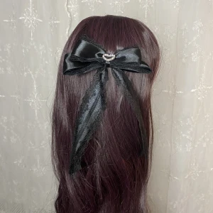 Handgjorda hårrosetter  - Handgjorda hårrosetter i satin och spets! Rosetterna kommer i parning är deokorerade med hjärtberlocker med glitterstenar ~