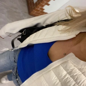Vit moncler cardigan - Säljer min fina vita cardigan från moncler🫶 Fick i present för några månader sedan så kan tyvärr inte garantera att den är äkta, men qrkod finns🙂 Kom privat för fler bilder. Storlek M men passar även mig som är xs/s💛 Pris är diskuterbart!!🫶