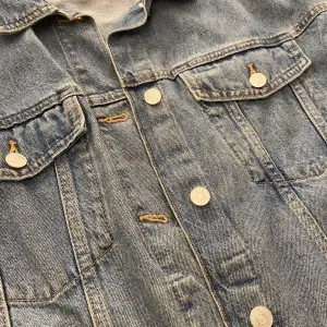 H&M jeans jacka som inte har använts mycket, är L storlek men passar för båda M (som oversize) och L size.