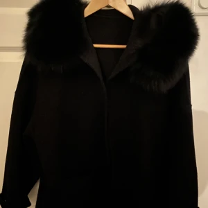 Pälskappa - Pälskappa till salu, det är den klassiska pälskappan som d flesta har i den kortaremodellen, äkta päls.