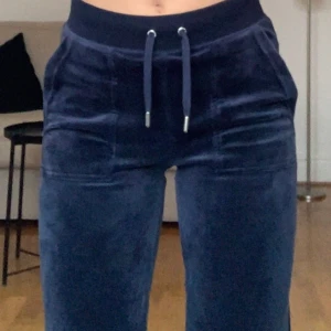 Juicy couture night sky - Helt nya juicy couture byxor från Nelly! Perfa skick och jag är ca 167cm. Byxorna är 102 cm i längden🫶🏼 (org. Pris 1100kr) jag loggades ut från mitt andra konto och kan inte koden, därför har jag skapat ett nytt💕köparen står för frakt