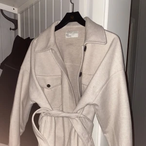 Fin kappa - Kappa ifrån Nelly. Storlek M Knappt använd så den är i nyskick  Köpt för 900kr 