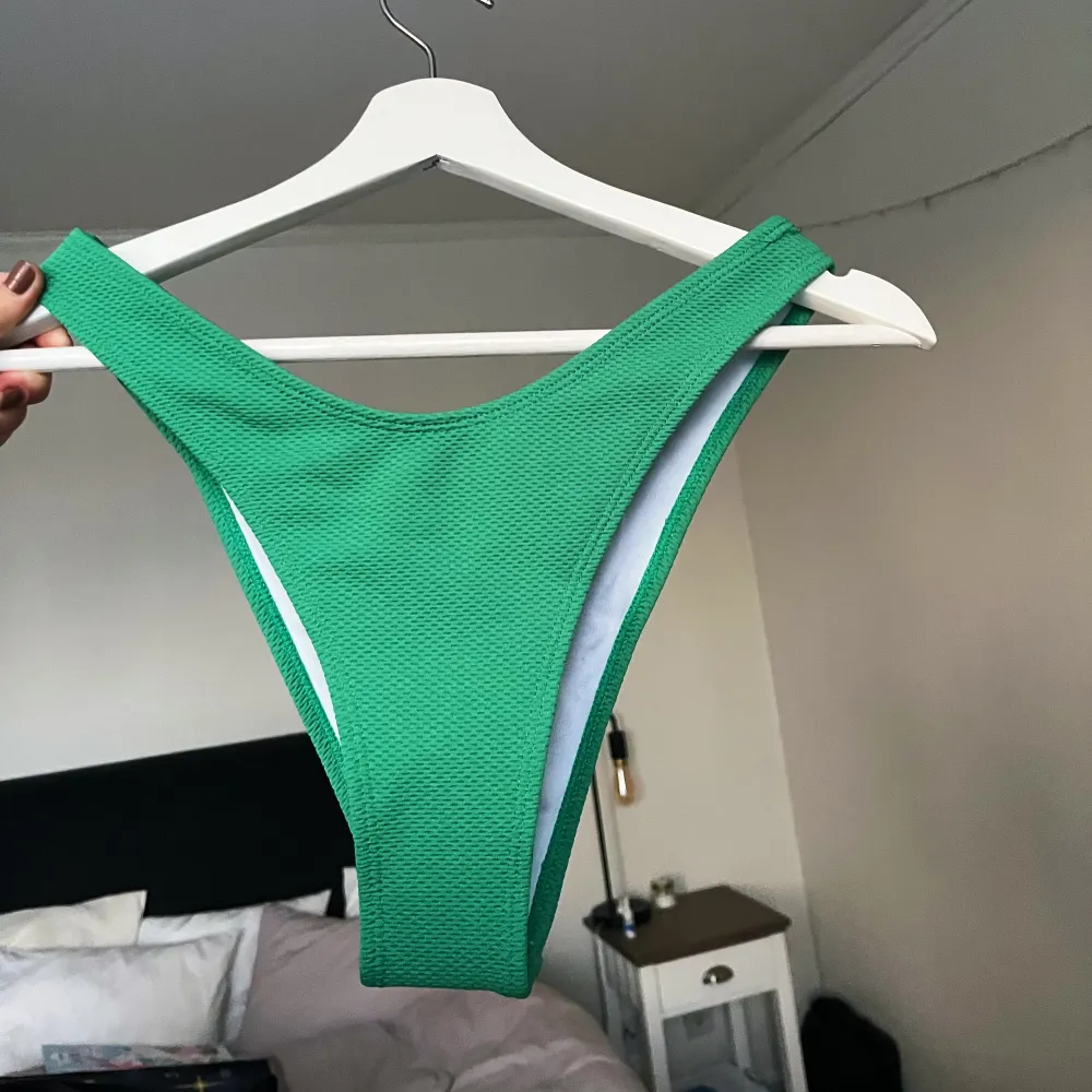 Säljer denna bikinin i en underbar grön färg!💚Den är i stl M (skulle mer säga S) och överdelen sitter ungefär som en A-kupa. Det är helt ny endast testad!🤍Säljs för 100kr +frakt!. Övrigt.