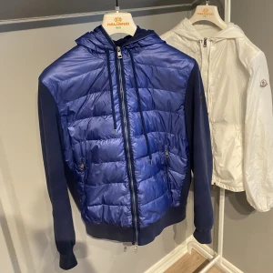 Moncler cardigan - Köpt på highmarkend.se på Instagram i september. 2018s model ingen nfc  Nypris: 8500kr Mitt pris: 4500kr Kan också ta emot byten  Storlek: xxl men sitter som L cardigans är jätte små i storlekarna 