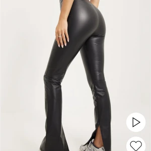 OANVÄNDA LÄDERBYXOR - Helt oanvända byxor från Nelly! Säljes på grund av flytt🖤🖤 Nypriset var 549kr
