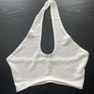 TRE HELT NYA FESTTOPPAR!! - Festtoppar från Nelly som aldirg kommit till användning!  Blå: Storlek M ( har liten defekt längst ner efter prislappen som knappt syns) Vit: Storlek S Svart: Storlek S 🤍💙🖤 Säljes för 100kr styck eller alla tre för 200kr