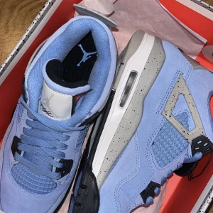 Jordan 4 university blue 38 - Säljer mina jordans som köptes för 4,5 i somras bra skick använda 5 eller mindre gånger hör av er vid intresse kan gå ner i pris vid snabb affär  (låda följer med)