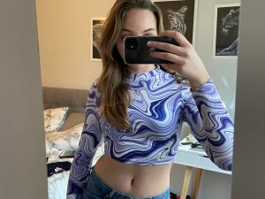 Långärmad lila topp - Säljer denna assnygga top. Mönstret är jätte coolt och materialet är så skönt. Tyvärr från SHEIN men vad ska man göra. Säljer då jag aldrig använder den. Kan inte frakta då jag går back på det och priset blir orimligt. 