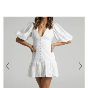 Klänning  - Säljer denna snygga klänning som skulle använts till studenten men jag hittade en annan. Aldrig använd och köpt här på Plick. Hör av er vid intresse! 💕