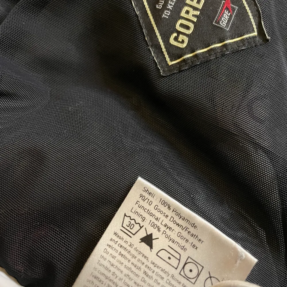 Märke: sail racing Färg: mörk blå. Strl: xs (något liten i strl, passar perfekt för mig som är petite) Justerbar i midjan. Knappar vid sidorna. Absolut den varmaste jackan jag har haft. Har älskat den varje vinter. Perfekt för en som fryser som jag.. Takit.