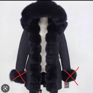 Kappa - Kappa med fluff, använd i typ 2 månader så den är som ny🥰 Fluff detaljerna på armarna har jag inte köpt till så det är vanliga ärmar bara. Skriv för fler bilder och info 🥰 Kan skicka hur som helst.