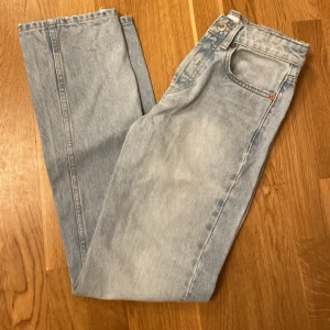 Jeans - Lågmidjade ljusa jeans från Zara! 200kr inklusive frakt!
