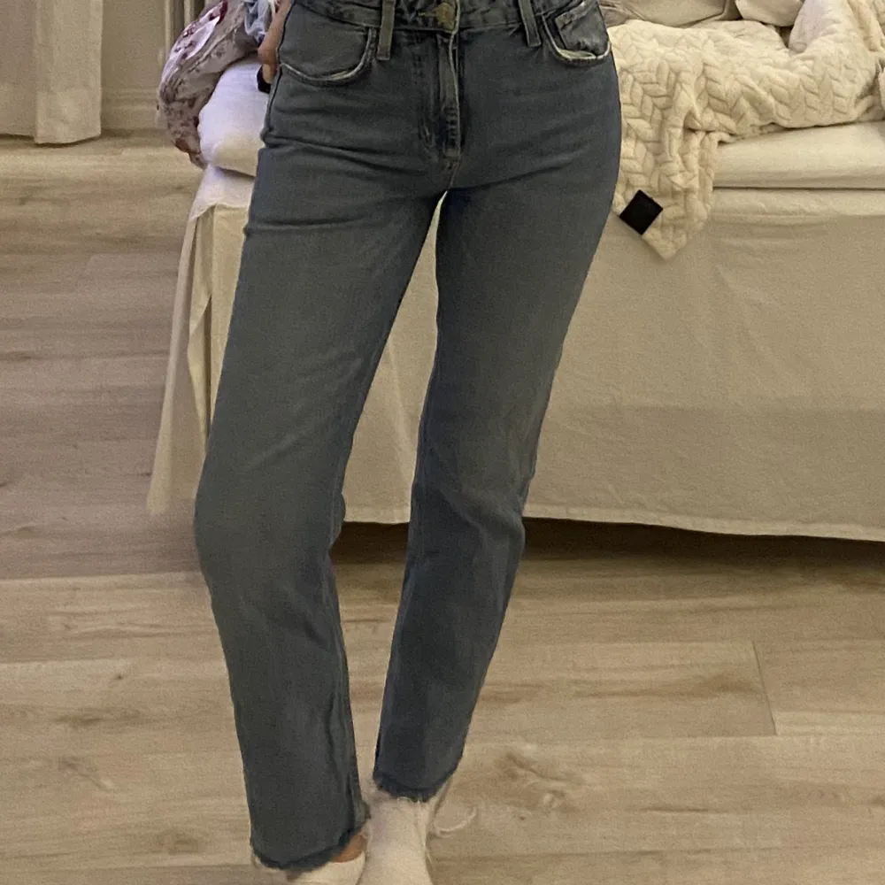 Fina blåsa jeans från Zara som tyvärr är lite korta på mig. Budning om fler är intresserade . Jeans & Byxor.