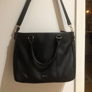 handväska svart - en svart relativt nyköpt handväska även med axelband, avtagbart. knappt använd superfint skick! ge bud om priset inte passar!