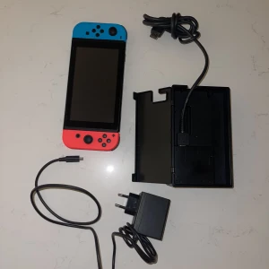 Nintendo switch - Mitt nintendo switch som jag knappt har använt, på grund av skola och träning. Fungerar utan problem och har alltid gjort. Kan försäkra dig att du inte kommer ångra denna perfekta leksak som är för både dig och din familj 