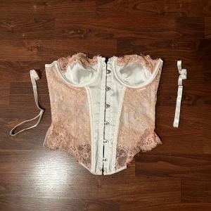 Helt ny korsett - Superfin korsett som är helt ny. Inte ens testad. Storlek är allt mellan XXS-L eftersom man själv justerar efter sin kropp! Vit och rosa