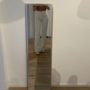 Zara wide jeans  - Oanvända vita wide jeans från zara i storlek 36. Superfina och helt i nyskick. 