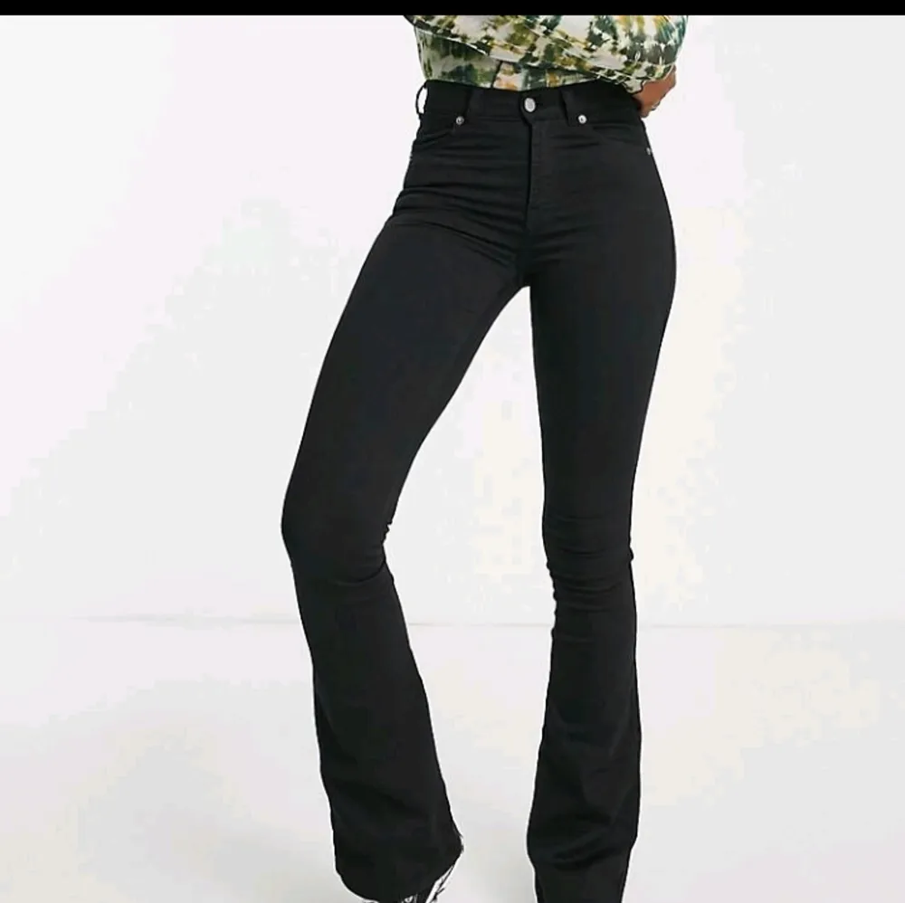 Hej säljer min svarta utsvängda byxor för har ej användning för dom längre . Jeans & Byxor.