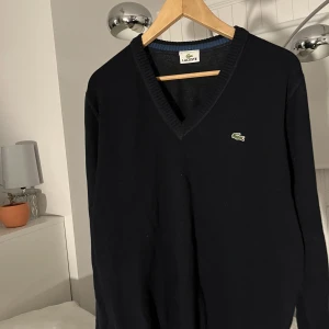 Lacoste V-Neck knitwear - Säljer min Lacoste v-ringad stickad i bra skick. 8/10   Nypris ca 1899kr  Oerhört fin i kvaliten och väldigt skön! Finns i näsbypark.   Mvh Calle  
