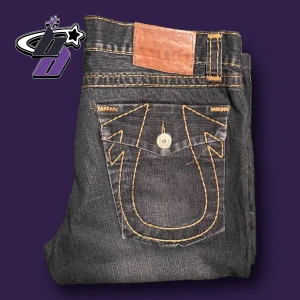 TRUE RELIGION JEANS - skitfeta trueys❗️🚜🆙 20+ JEANS UPPE PÅ BENIMDENIM.SE❗️🤘🏻 modell: straight❗️ Ytterben: 105cm 💜 innerben: 76cm🖤 midja:38