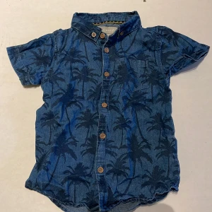 Barnskjorta - Fin Barnskjorta i mjuk jeanstyg.  Köparen står för frakten. Jag skickar bild när jag postar paketet. Om fler intressen för kläderna finns kan bud ges.