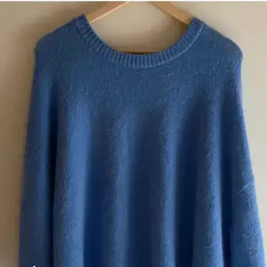 Jätte skön och jätte mysig blå stickad tröja från arket som knappt är använd. Super mysig nu till vintern! ❤️