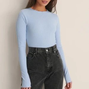 Ribbstickad dusty blue tröja  - Långärmad, ribbstickad tröja med babylock detaljer. Färgen heter dusty blue och är svår att fånga på bild, därav bilder från hemsidan. Inköpt från nakd för 239kr. Strl S. Sparsamt använd. 