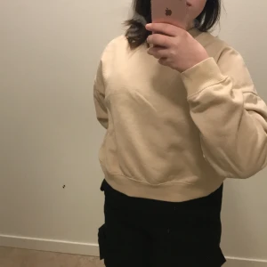 Beige Tröja, Size XS/S - Tar bara kontanter! Jag kan möta upp er vid hemmakväll i mariestad.