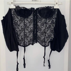 Korset i spets  - Fin korset i spets. Köpt på plick men den är tyvärr lite stort på mig. (Lånade bilder)