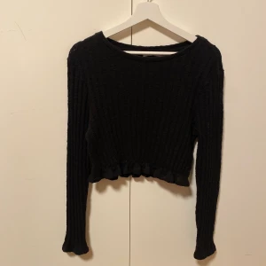 Svart tröja från NAKD - Svart topp från NAKD, den har en supersöt kant med en liten volang och på mig sitter den precis lagom tight. Super skön, perfekt vardagstopp! Jag har använt den några gånger men den är i fint skick.
