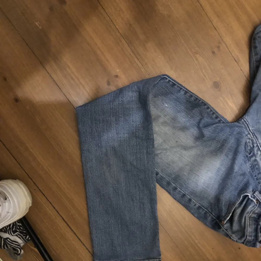 Ett par lowwaisted straight jeans med storleken xs-s . Jeans & Byxor.