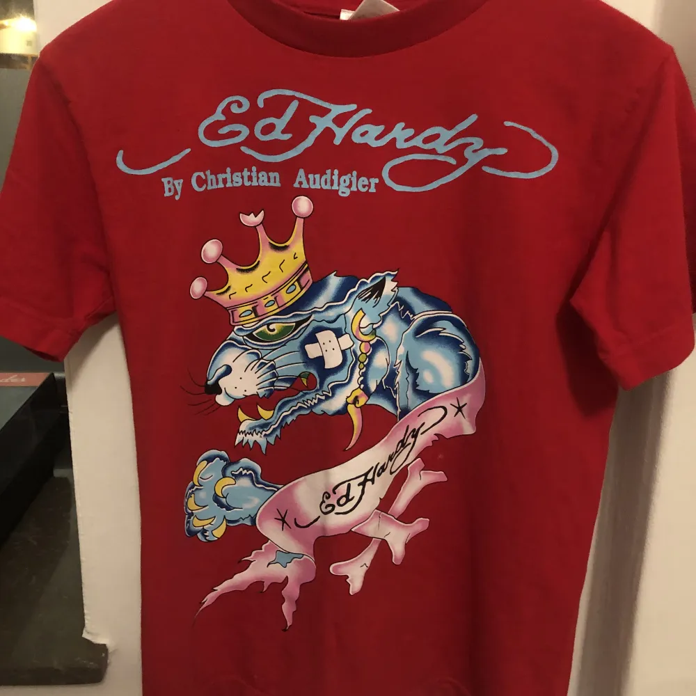 Röd Ed Hardy t shirt i bra skick  Storlek M sitter som S. T-shirts.