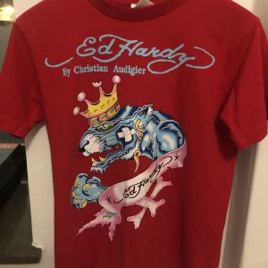 Ed Hardy T shirt - Röd Ed Hardy t shirt i bra skick  Storlek M sitter som S