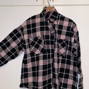 Skjorta H&M  - Svart/röd/vit skjorta 