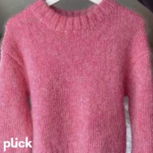 Säljer denna superfina stickad tröjan i mohair/wool blend från H&M i strl Xs! Använd fåtal gånger💗