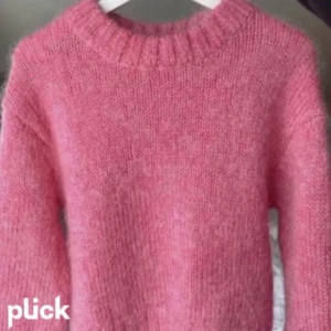 Stickadtröja - Säljer denna superfina stickad tröjan i mohair/wool blend från H&M i strl Xs! Använd fåtal gånger💗