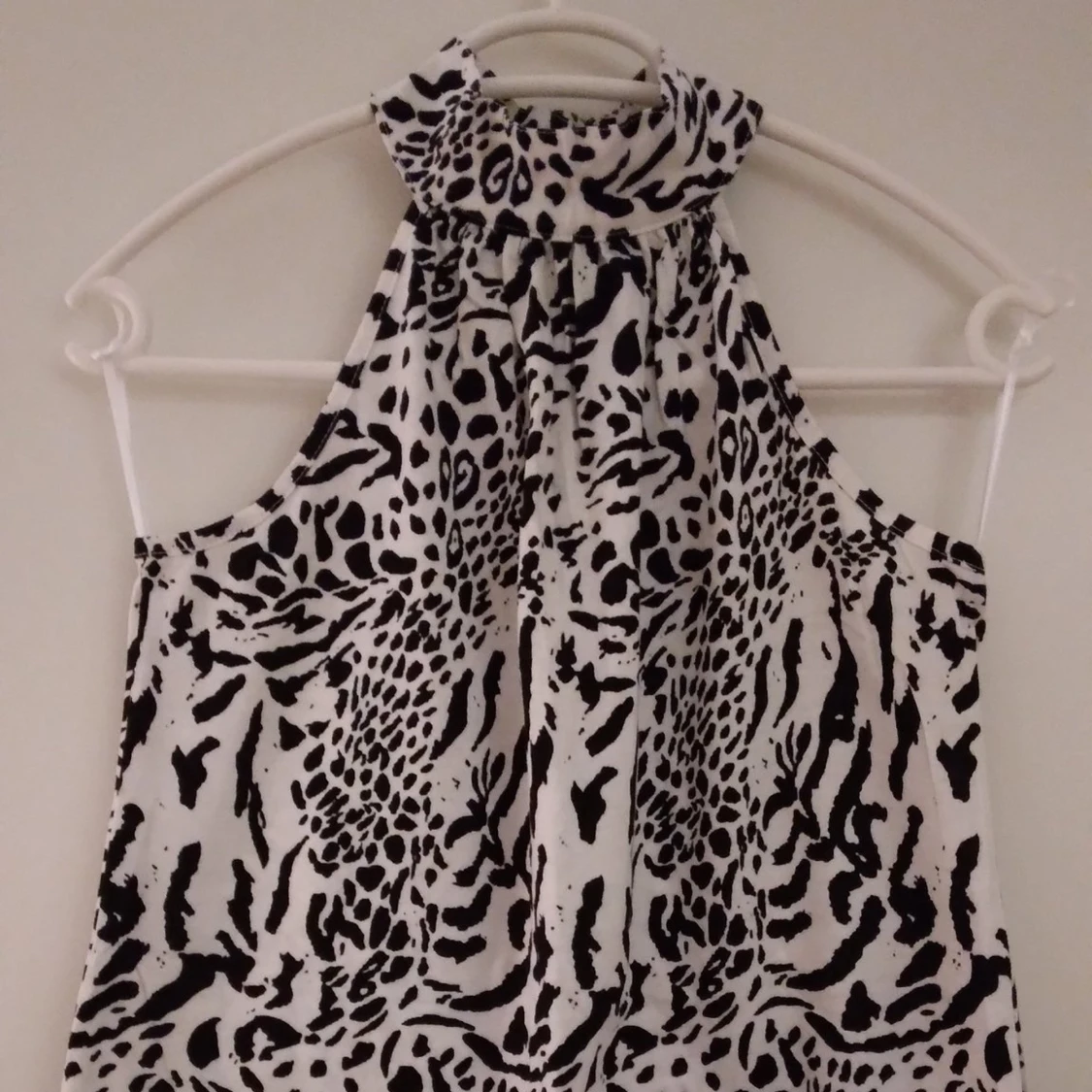 NY, oanvänd svart - vit halternecktopp / topp med polo. Storlek: 34/XS.