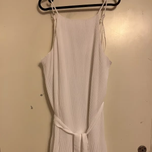 Klänning  - Klänning, endast använd 1 gång, storlek L