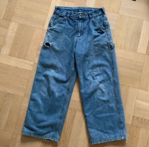 Carhartt byxor  - Klippta baggy carhartt byxor. Ytterbensmått 83cm o innerbensmått 56cm. justerbar midja.