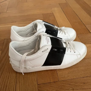 Valentino skor✨🙌 - Säljer mina skitsnygga valentinoskor!🙌 100% äkta köpta på Fashionette i maj för ca 5700kr. Sparsamt använda sedan dess och därför i mycket bra skick✨ Storlek 39 Bara att höra av er vid fler frågor eller bilder🫶🏽  Köparen står för frakten!