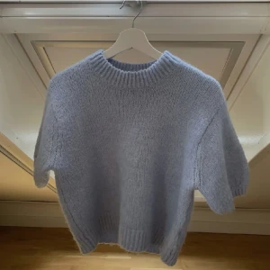 Zara tröja  - Säljer denna fina tröja som passar perfekt till skolan och går även att klä upp❤️