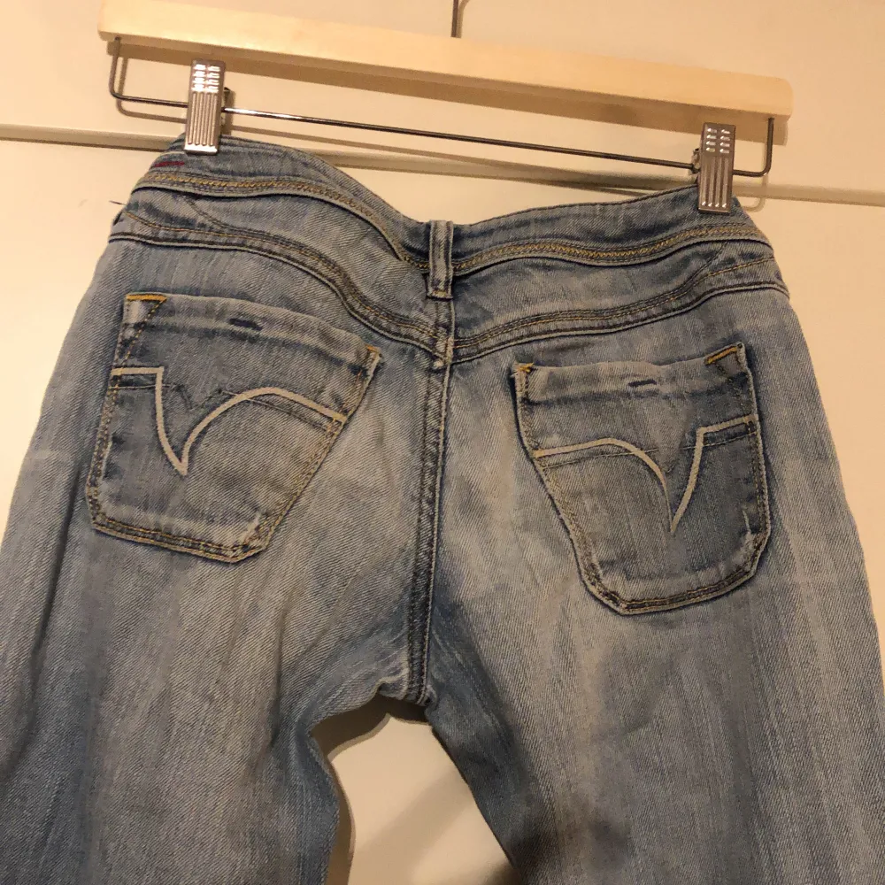 Lågmidjade jeans från Diesel i modellen Lowky. Strl W26L34. Jeans & Byxor.