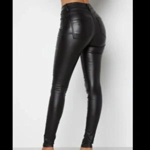 skinnbyxor - jätte snygga skinnbyxor som jag bara har använt max 2 gånger pga d blev för små för mig . dem är köpa från only och är i jätte bra skick 