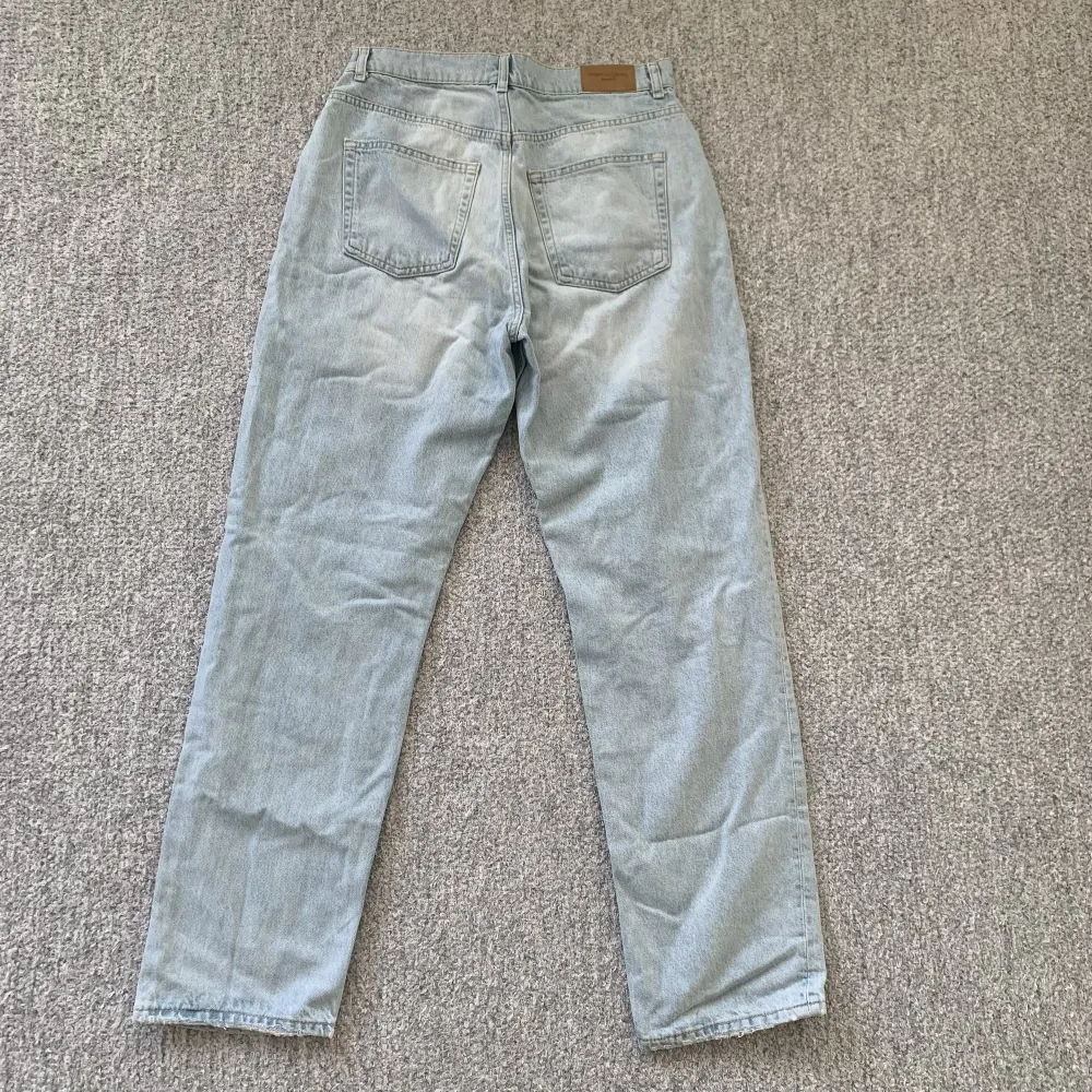 Distressed högmidjade light wash jeans från Gina tricot i bra skick. . Jeans & Byxor.