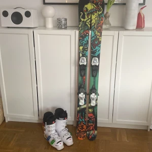 Head pjäxor o K2 skidor, skidor 139 lång 700kr, pjäxor 24/24,5 300kr   - Pjäxor och skidor 800kr för båda 700kr för skidorna om man vill köpa separat och  300kr för pjäxorna